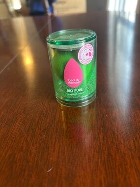 beautyblender Green Bio Pure Makeup Sponge in Clear Tube